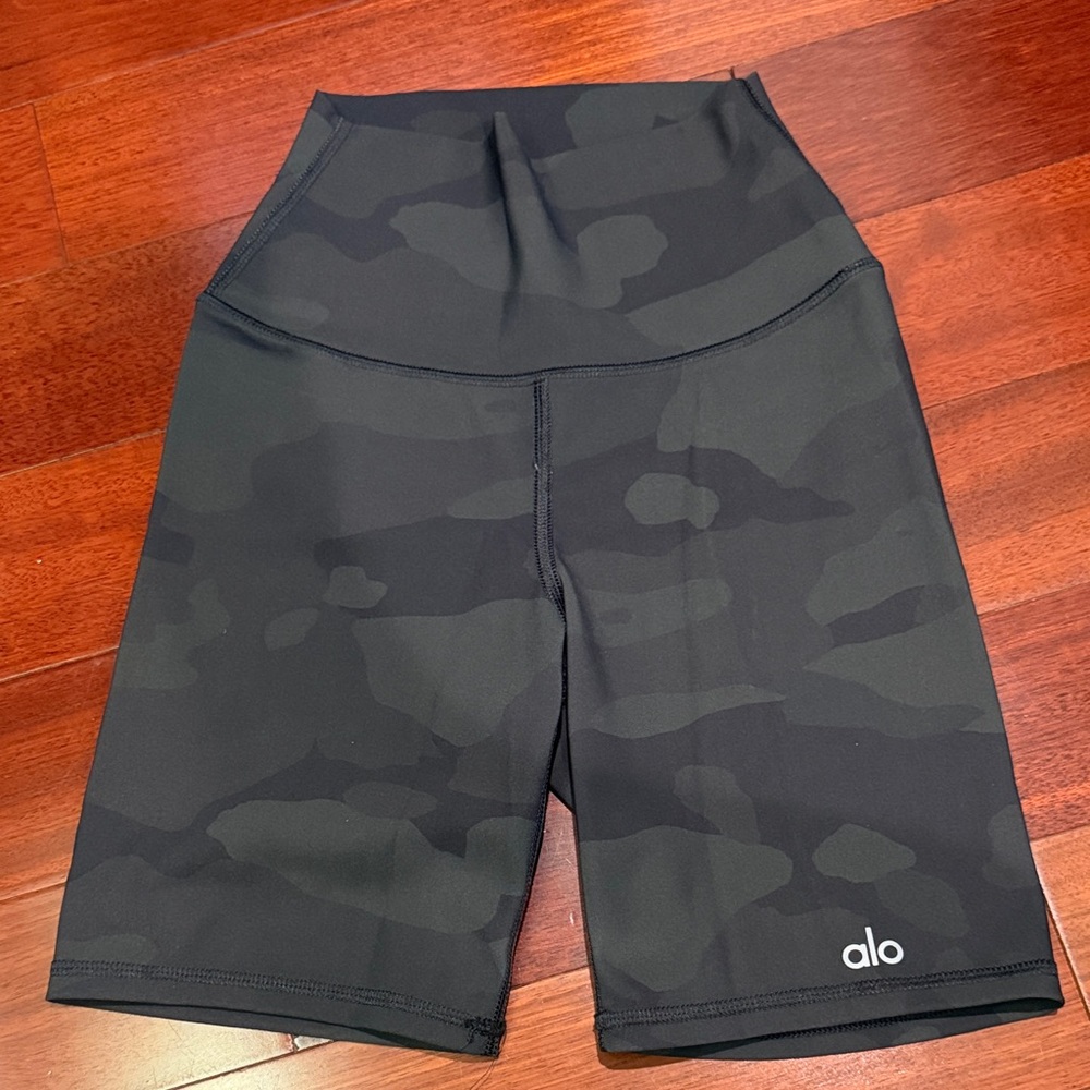 ALO Yoga Women's Dark Camo Bike Shorts
